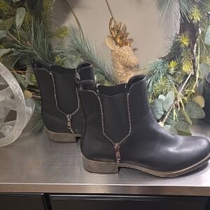 Rocket Dog Camilla Black Heeled Boots with Silver Zippers